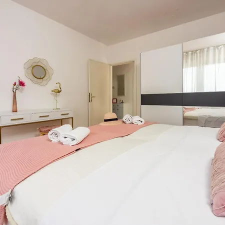 Pavla Apartment *